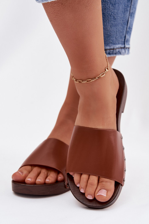 Chinelos femininos com rebites com salto largo cor marrom Brinalle