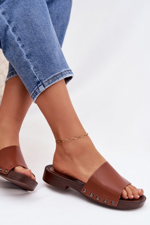 Chinelos femininos com rebites com salto largo cor marrom Brinalle