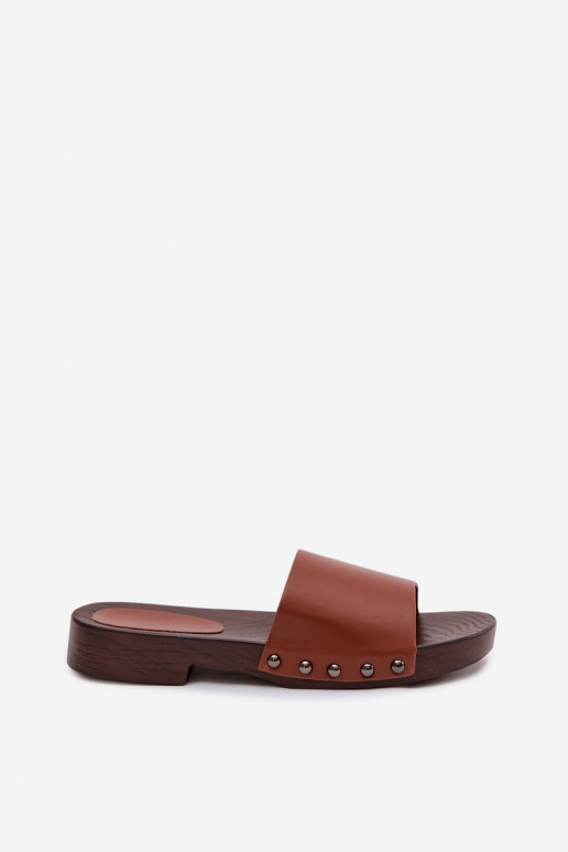 Chinelos femininos com rebites com salto largo cor marrom Brinalle