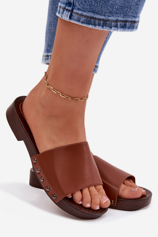 Chinelos femininos com rebites com salto largo cor marrom Brinalle