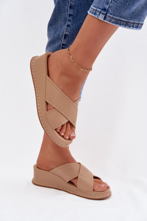 Decorado Chinelos femininos Em uma cunha de couro ecológico bege Calorissa