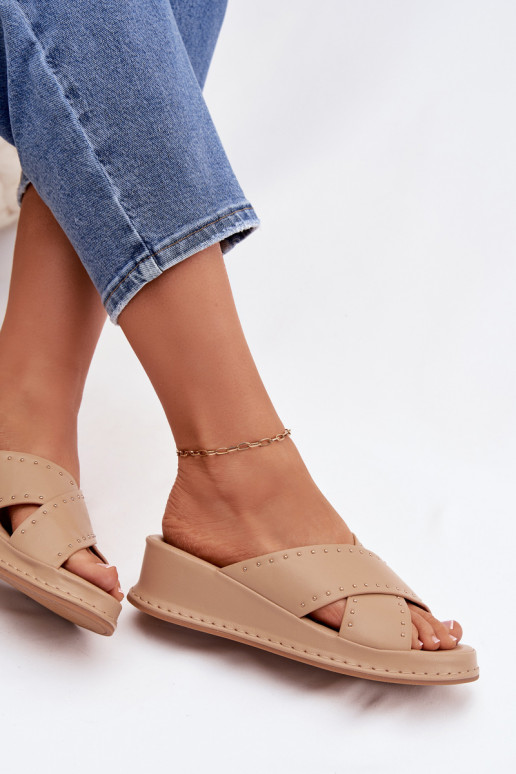 Decorado Chinelos femininos Em uma cunha de couro ecológico bege Calorissa