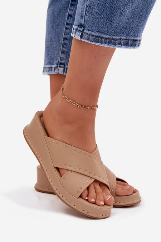 Decorado Chinelos femininos Em uma cunha de couro ecológico bege Calorissa