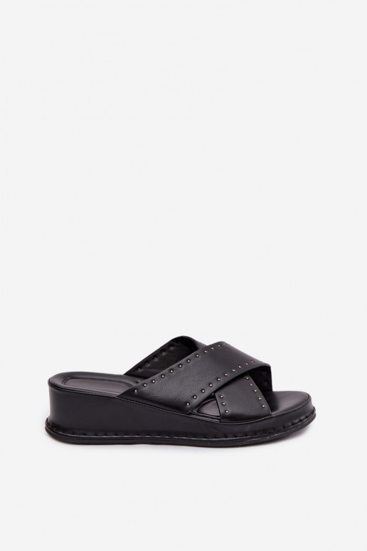 Decorado Chinelos femininos Em uma cunha de couro ecológico cor preta Calorissa