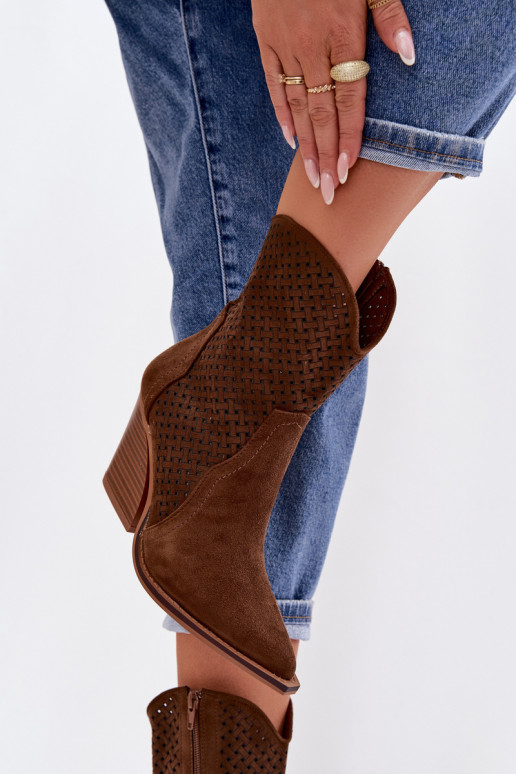 com elementos abertos Botas femininas cor marrom Rivorina