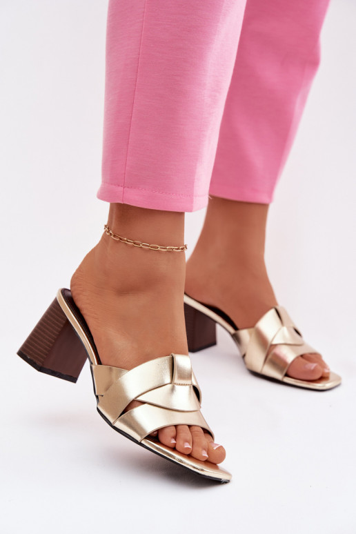 Chinelos femininos com salto com listras Eko Pele cor dourada Corivelle