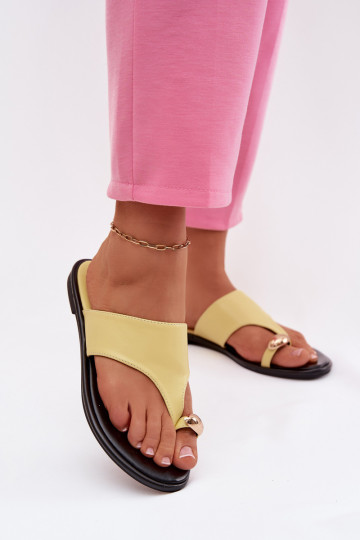 Chinelas femininas planas em couro sintético com detalhes dourados cor amarela Lavessa 2