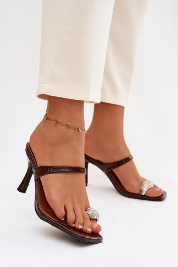 Chinelos femininos marrons com saltos finos e detalhes decorativos Lorissa 2