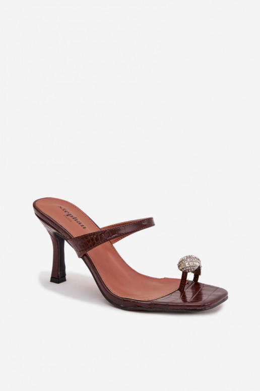 Chinelos femininos marrons com saltos finos e detalhes decorativos Lorissa