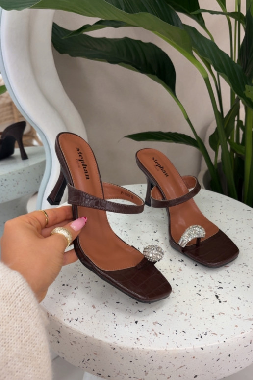 Chinelos femininos marrons com saltos finos e detalhes decorativos Lorissa