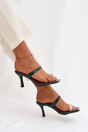 Chinelos femininos na cor verde garrafa com saltos finos e detalhes decorativos Lorissa 2