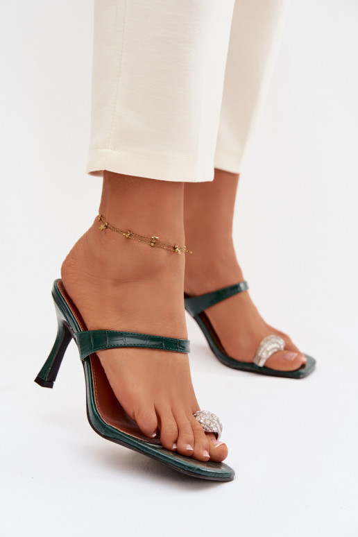 Chinelos femininos na cor verde garrafa com saltos finos e detalhes decorativos Lorissa