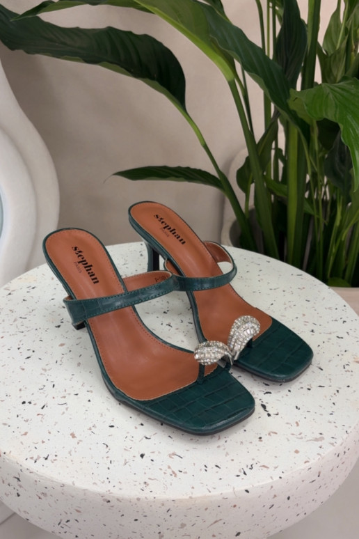 Chinelos femininos na cor verde garrafa com saltos finos e detalhes decorativos Lorissa