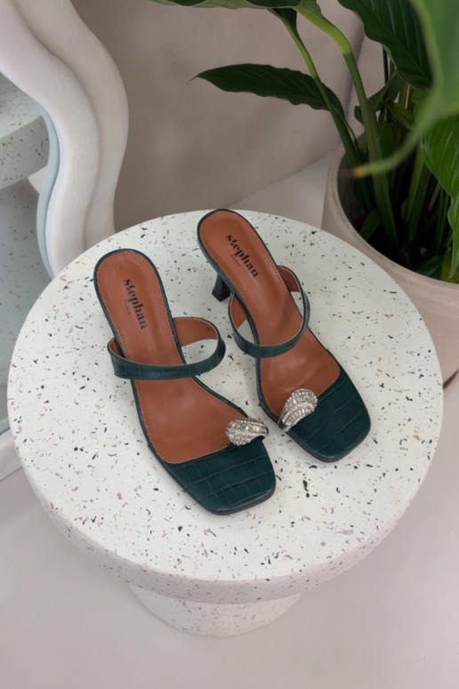 Chinelos femininos na cor verde garrafa com saltos finos e detalhes decorativos Lorissa