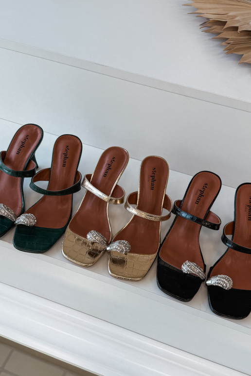 Chinelos femininos na cor verde garrafa com saltos finos e detalhes decorativos Lorissa