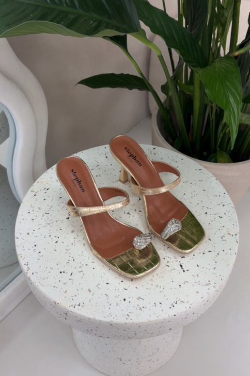 Chinelos femininos na cor dourada com saltos finos e detalhes decorativos Lorissa