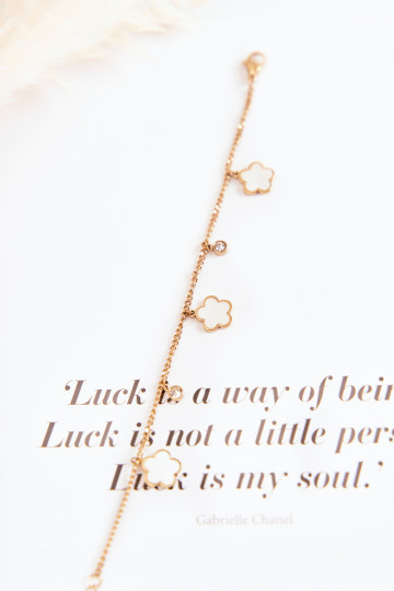 Um bracelete com uma corrente com flores ouro-Branco