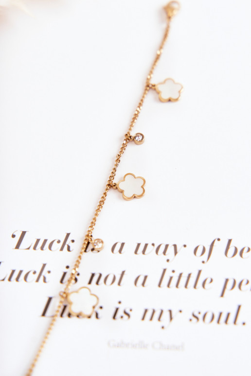 Um bracelete com uma corrente com flores ouro-Branco