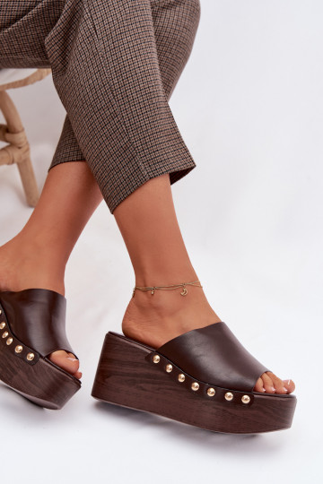 Chinelos femininos de plataforma com tachas douradas cor chocolate Farinelle
