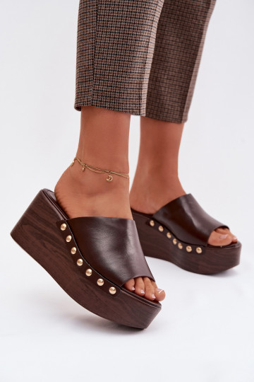 Chinelos femininos de plataforma com tachas douradas cor chocolate Farinelle 2