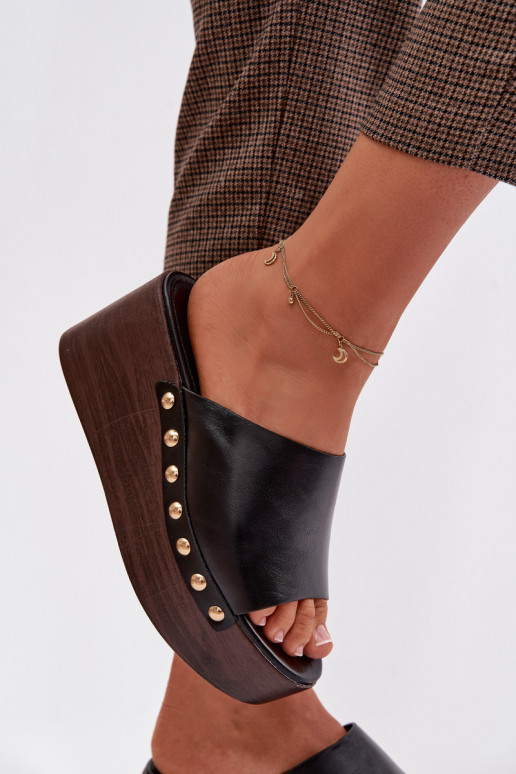 Chinelos femininos Em uma cunha e plataforma Ze cor douradami Pregos cor preta Farinelle