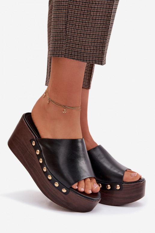 Chinelos femininos Em uma cunha e plataforma Ze cor douradami Pregos cor preta Farinelle