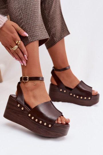 Sandálias femininas de plataforma com tachas douradas cor chocolate Galorina