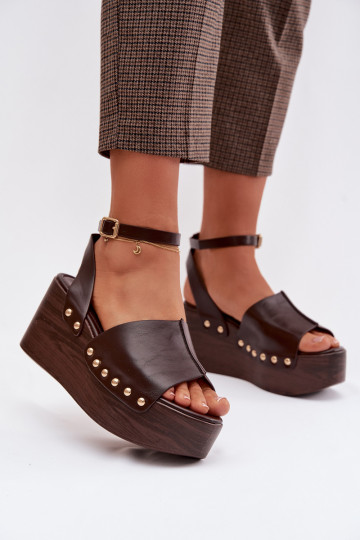 Sandálias femininas de plataforma com tachas douradas cor chocolate Galorina 2