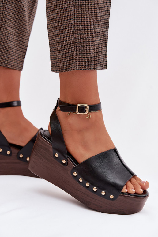 Sandálias femininas Em uma cunha Ze cor douradami Pregos cor preta Galorina