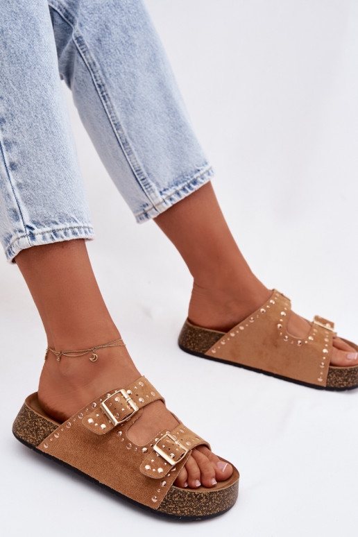 Chinelos femininos Ze cor douradami com fivelasmi E pregos cor marrom Tervina