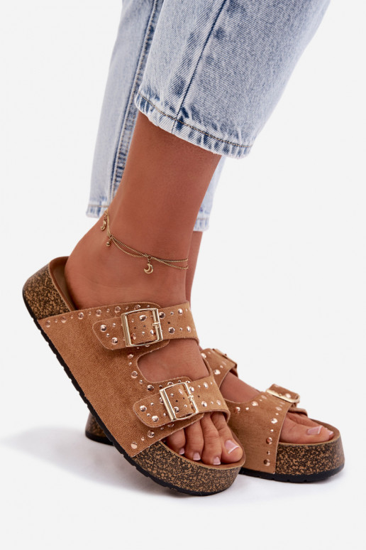 Chinelos femininos Ze cor douradami com fivelasmi E pregos cor marrom Tervina