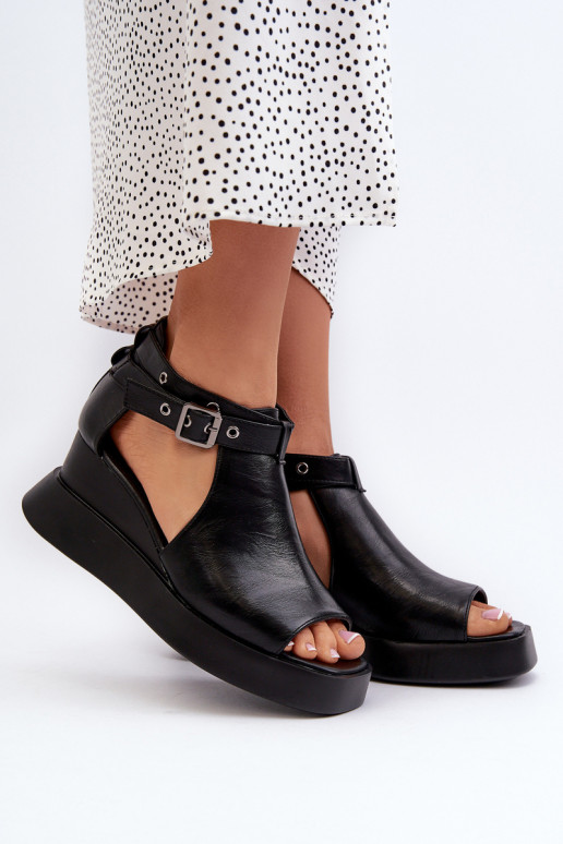 Sandálias femininas com uma plataforma I Koturnie de couro ecológico cor preta Hloeli