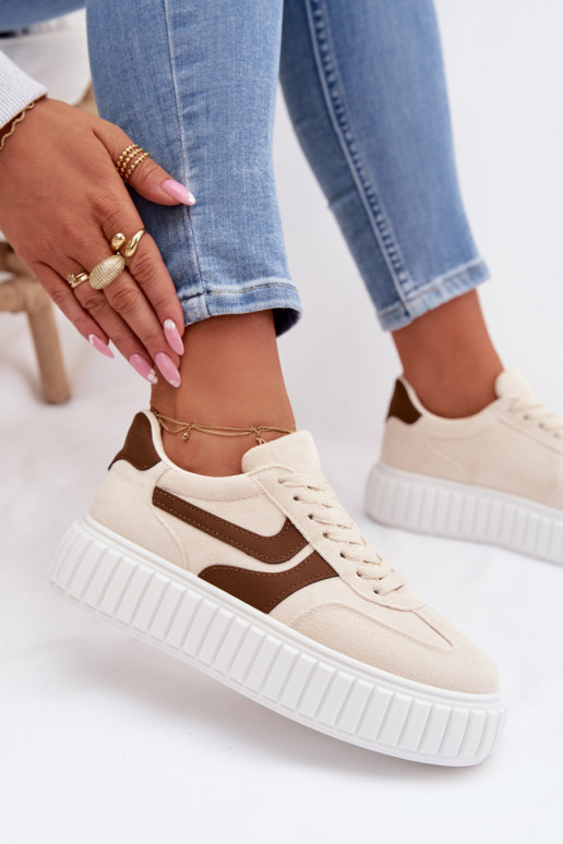 À modalo de tênis Feminino com uma plataformade camurça ecológicau bege Cadrina