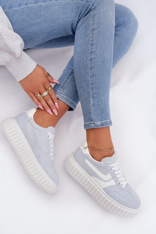 À modalo de tênis Feminino com uma plataformade camurça ecológicau azul claro Cadrina