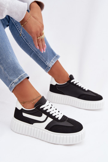 À modalo de tênis Feminino com uma plataformade camurça ecológicau cor preta Cadrina