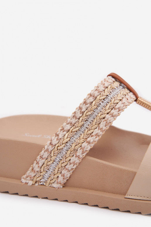 Chinelos femininos com uma plataforma com listras I cor douradam Detalem bege Tahlia