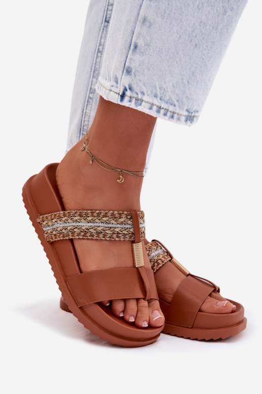 Chinelos femininos com uma plataforma com listras I cor douradam Detalem cor marrom Tahlia