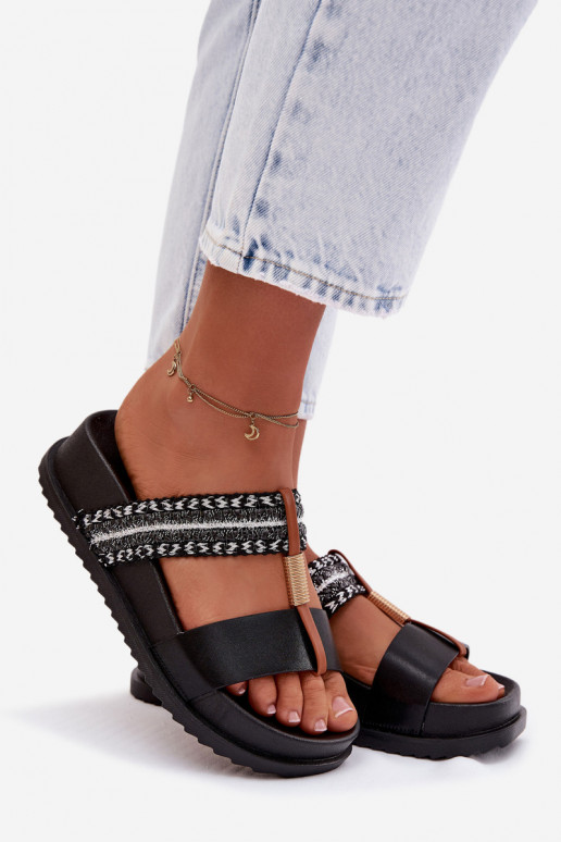 Chinelos femininos com uma plataforma com listras I cor douradam Detalem cor preta Tahlia