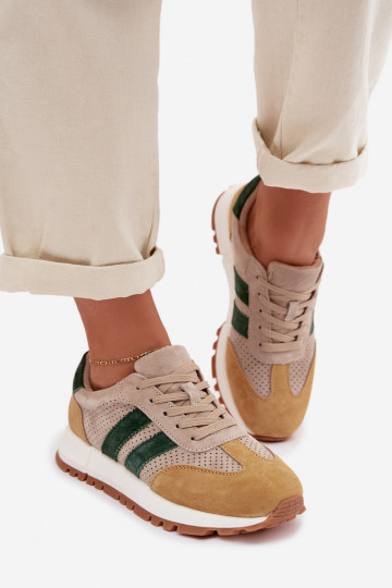Sapatos femininos modelo Sneakers em camurça cor areia-amarela