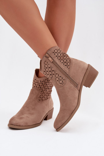 Botas de cano curto femininas com detalhes vazados cor areia Briavine