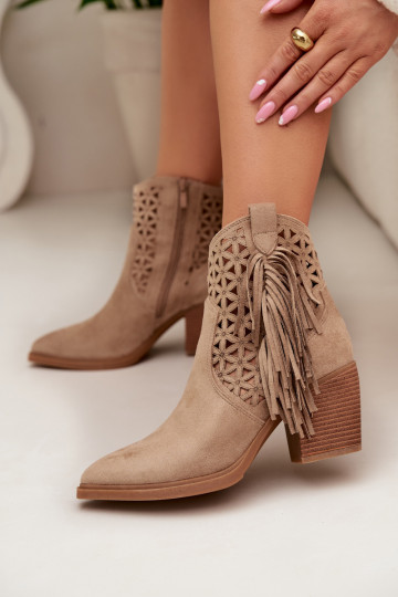 Botas de cano curto femininas estilo cowboy com saltos e franjas cor areia Calissey