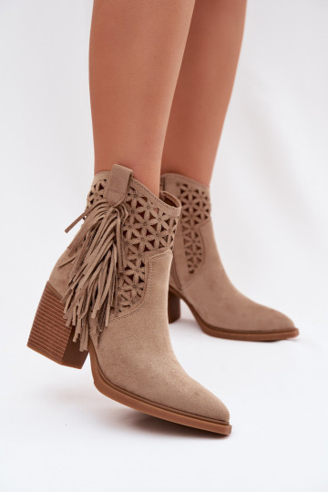 Botas de cano curto femininas estilo cowboy com saltos e franjas cor areia Calissey 2