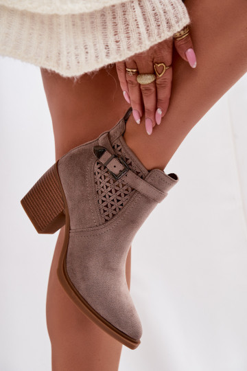 Botas femininas com elementos vazados e fivelas cor areia Deloriah