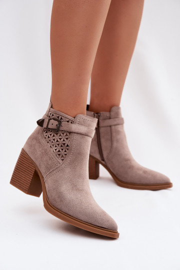 Botas femininas com elementos vazados e fivelas cor areia Deloriah 2