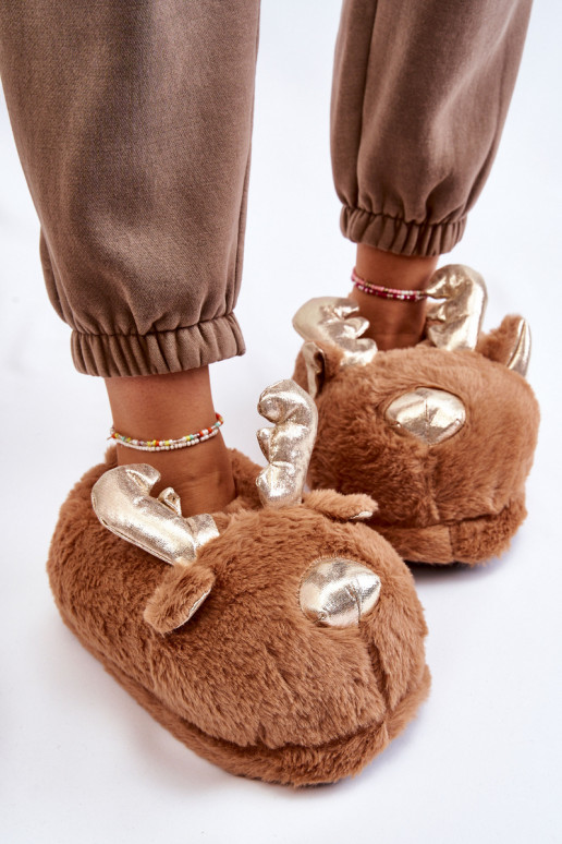 Feminino com um casaco de pele Um modelo atraente chinelos Rena cor marrom Comet
