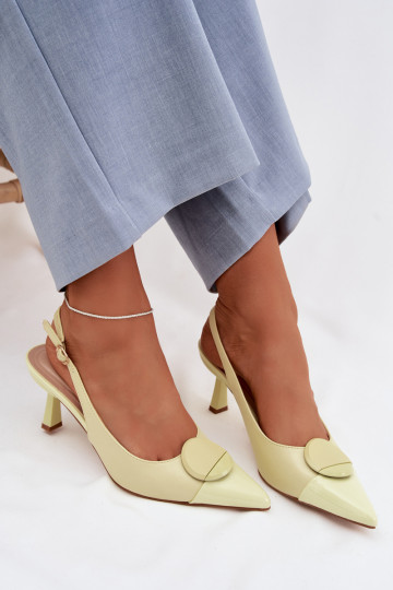 Sandálias femininas com salto fino Com decorações Detalem cor amarela Tem que serriae