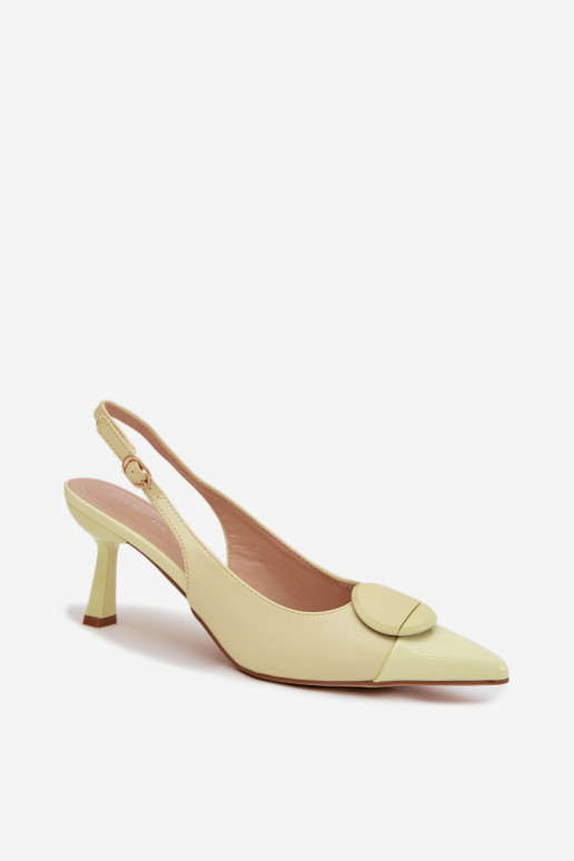 Sandálias femininas com salto fino Com decorações Detalem cor amarela Tem que serriae