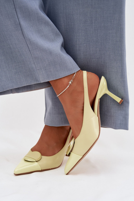 Sandálias femininas com salto fino Com decorações Detalem cor amarela Tem que serriae