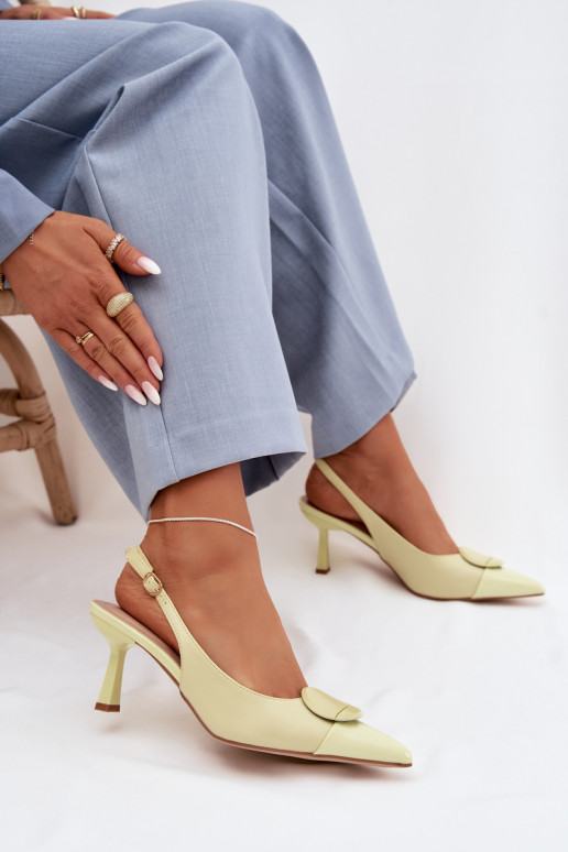 Sandálias femininas com salto fino Com decorações Detalem cor amarela Tem que serriae