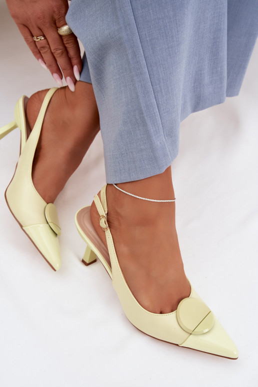 Sandálias femininas com salto fino Com decorações Detalem cor amarela Tem que serriae